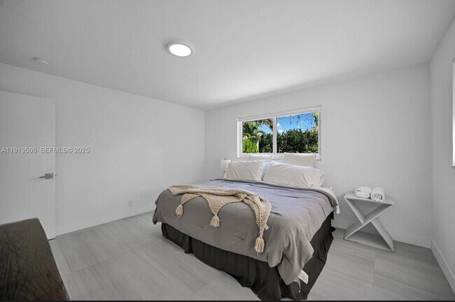 Building Photo - 1546 Van Buren St