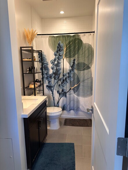 Private bathroom with tub/shower - 9542 Parker Ln