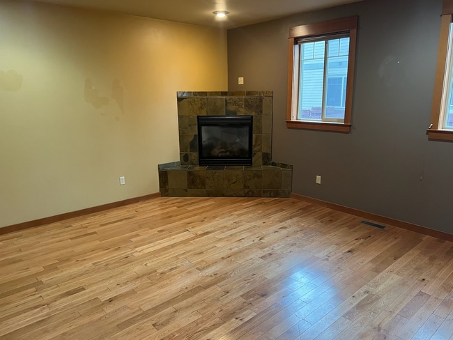 Building Photo - GORGEOUS, Spacious 3 bedroom, 2.5 bath condo