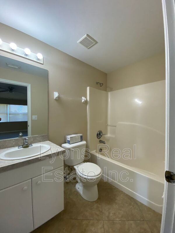 Building Photo - 1127 Gilbert Ave S