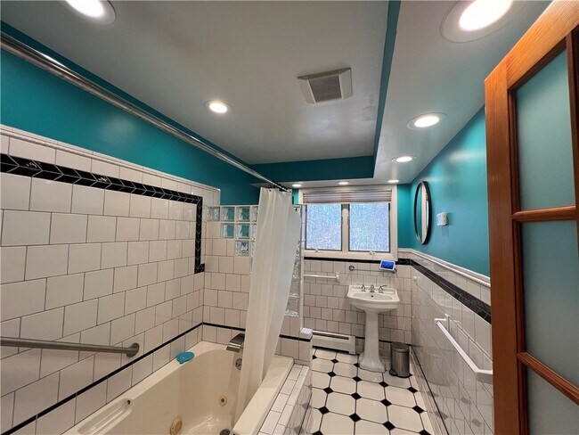 Building Photo - 340 Campbell Rd