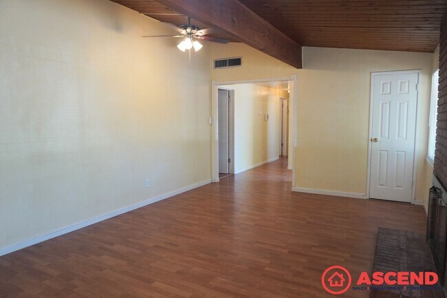 Building Photo - Spacious home located In Northeast Bakersf...