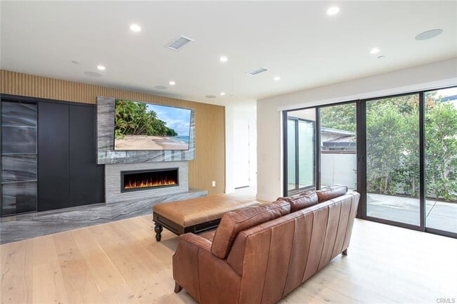 Building Photo - 1511 Cliff Dr