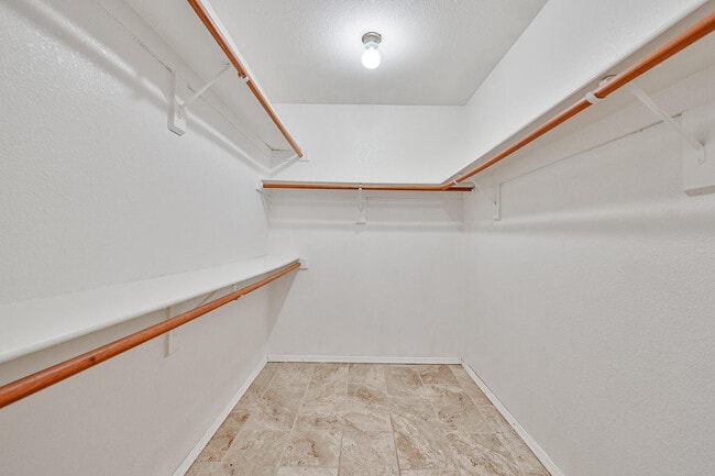 Building Photo - 3236 E Hiddenview Dr