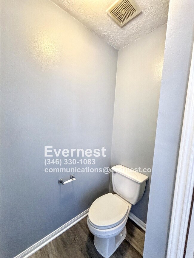 Building Photo - 3-Bedroom Home with Scenic Community Ameni...