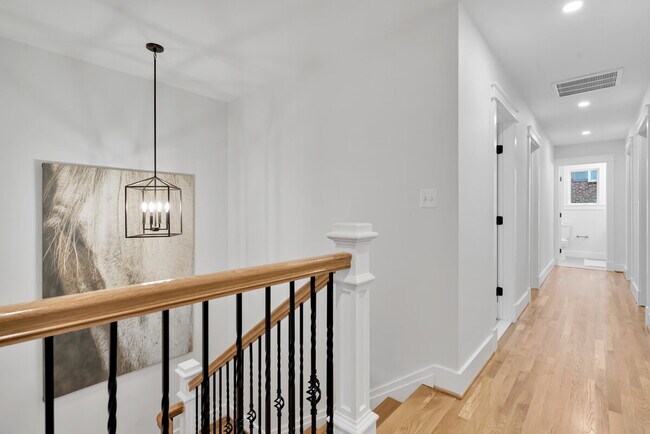 Building Photo - "Luxurious 6-Bed, 6-Bath Arlington Retreat...
