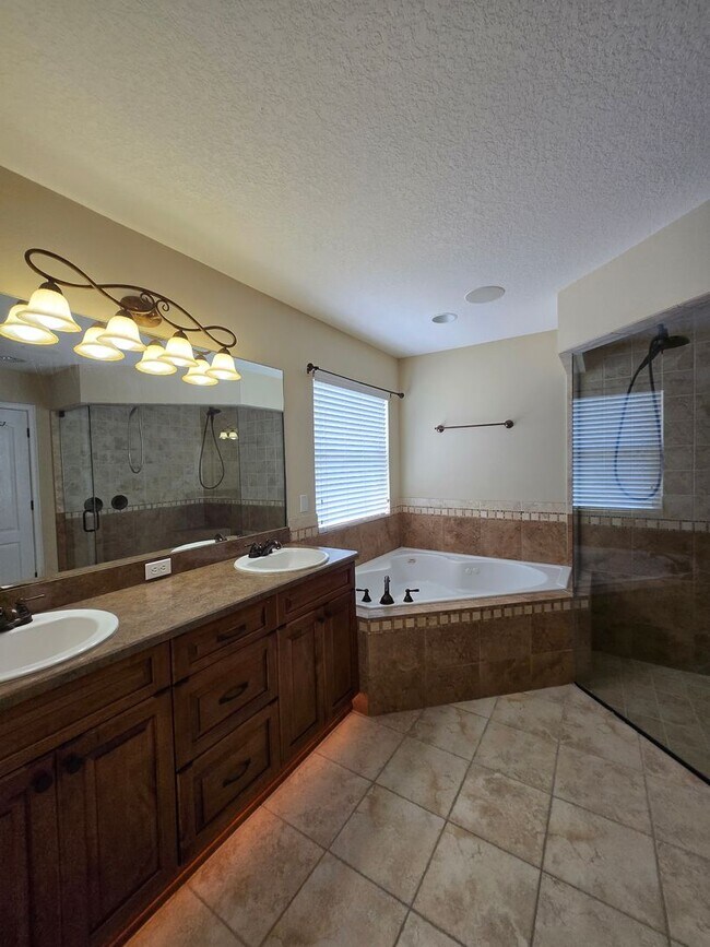 Building Photo - Gorgeous 4-Bedroom Home with Office, Pool,...