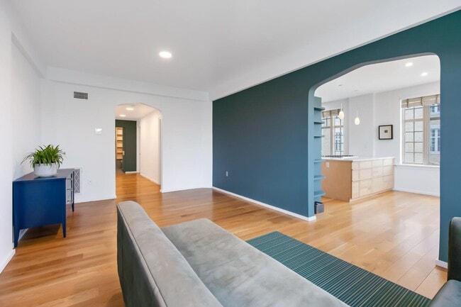 Building Photo - 1525 N Front St