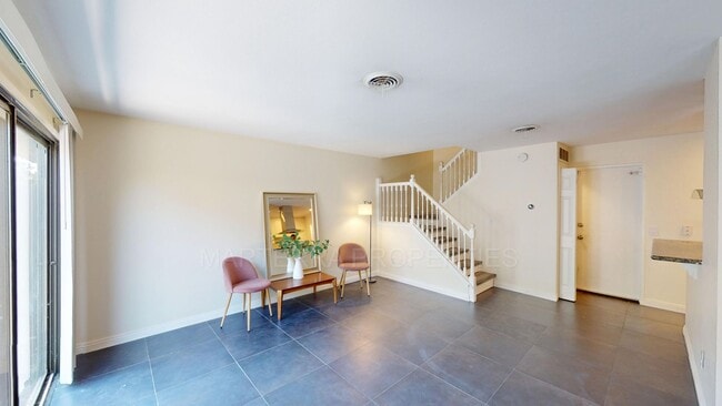 Building Photo - Beautiful Townhome, with AC, in Costa Mesa