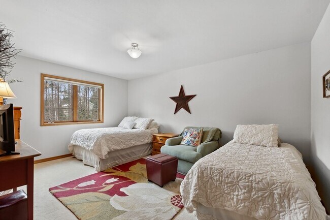 Building Photo - 3 bedroom, 2.5 bath townhome, close to Whi...