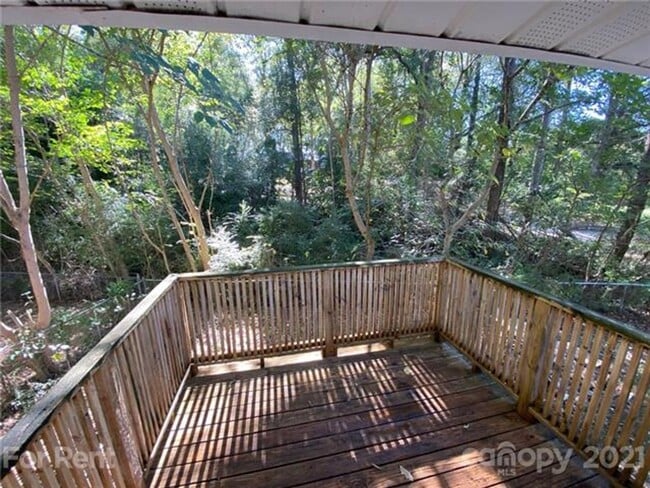 Building Photo - Belmont Bungalow  close to everything