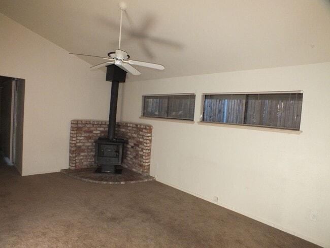 Building Photo - Rescue duplex 2/2 home with garage and fen...
