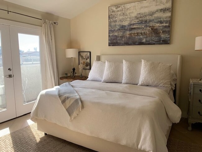Building Photo - Coastal Living at Its Best | 3 Bed + 2 Bat...