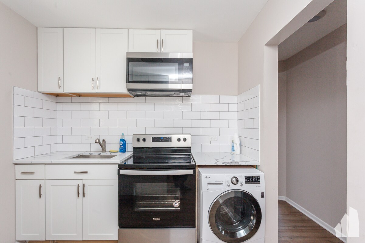 Building Photo - 6427 N Hermitage Ave