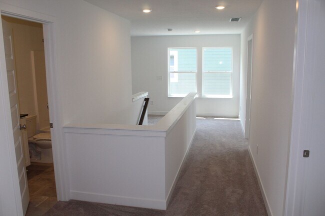 Building Photo - Available Now! Brand New 5 BR Lennar Home ...