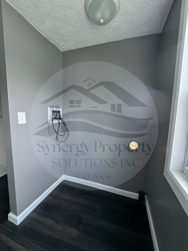 Building Photo - Crestline Home Available Now