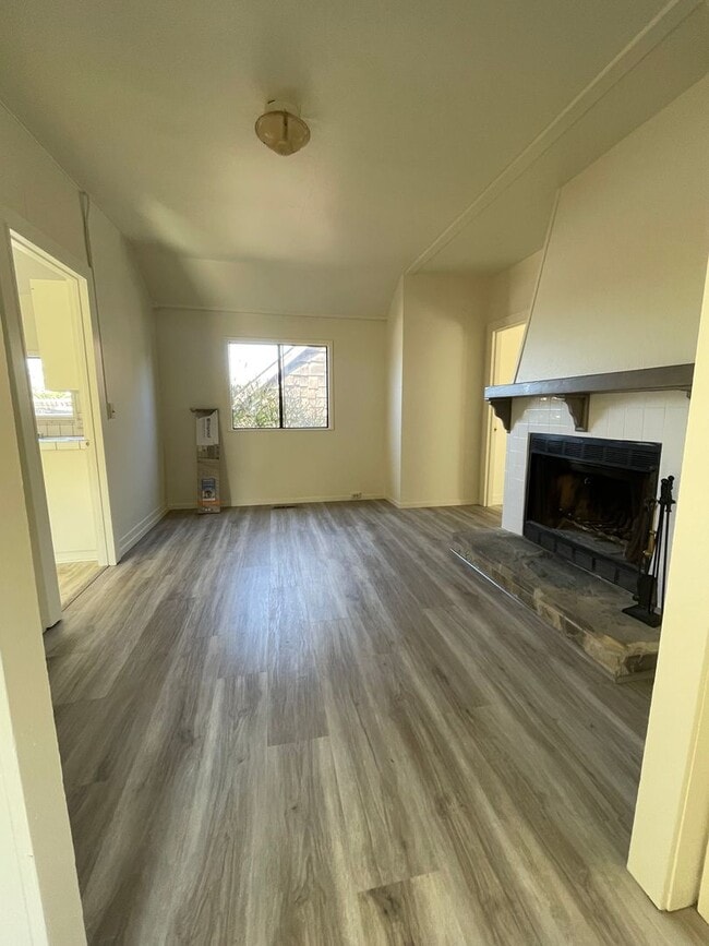 Building Photo - 2bd Monterey Cottage with Ocean Views