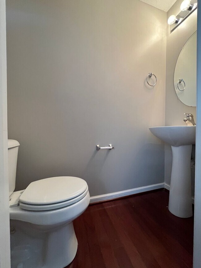 Building Photo - 3 Bedroom/ 2.5 Bath Townhome with 1 Car Garage, Laminate Floors, Minutes to Bellevue and Nashvill...