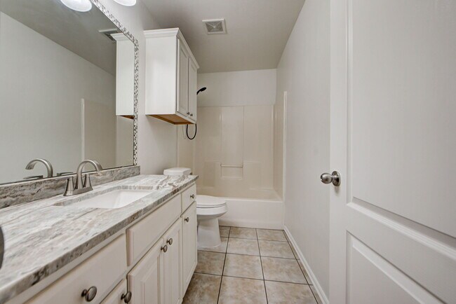 Building Photo - 608 Cavecreek St