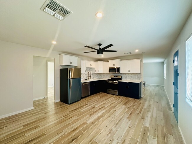 Building Photo - $500 OFF New Year Special! 2 Bedroom + 2 B...