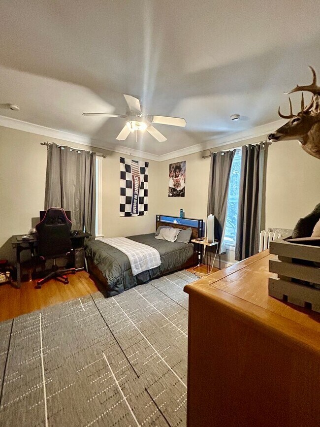 Building Photo - 2115 E 1st St