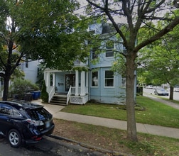 Building Photo - OVERSIZED FIRST FLOOR 3 BEDROOM APARTMENT WITH WASHER/DRYER