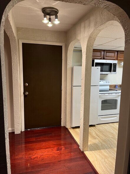 Building Photo - 14 Shadowbrook Ln