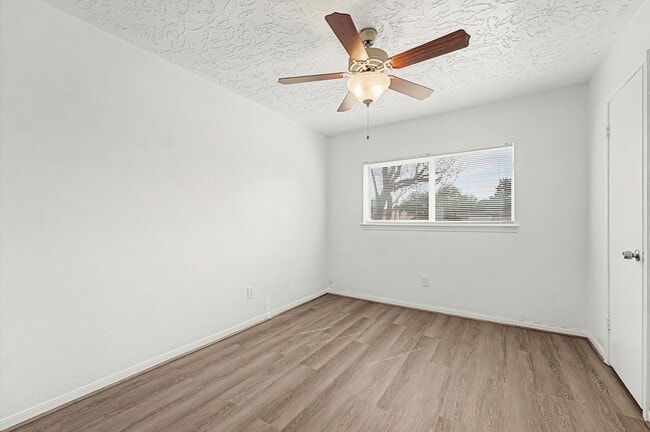 Building Photo - 8334 Country View Dr