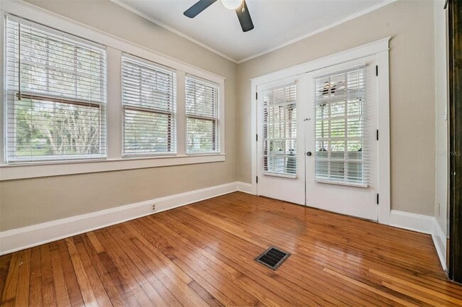 Building Photo - 1000 E Crenshaw St