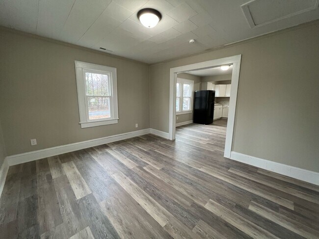 Building Photo - 3 Bedroom 1 Bathroom Home Located In Green...