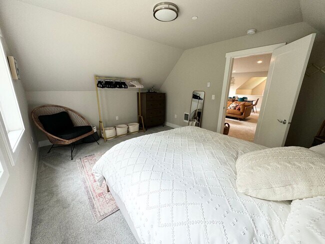 Building Photo - Fully furnished guest house 2 bedroom spaces DADU unit