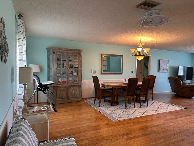 Building Photo - 2227 Pineland Dr