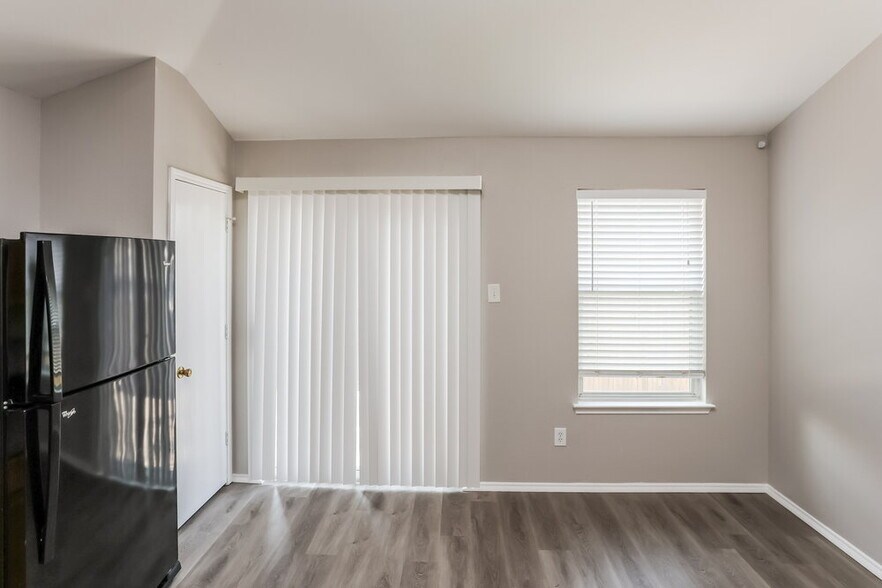 Building Photo - 914 Pryor Dr