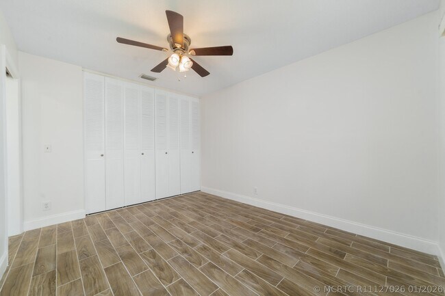 Building Photo - 2567 Dudley Dr E