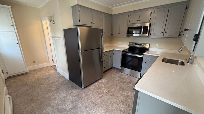 Building Photo - Lovely, 2 Story Apartment Triplex within W...