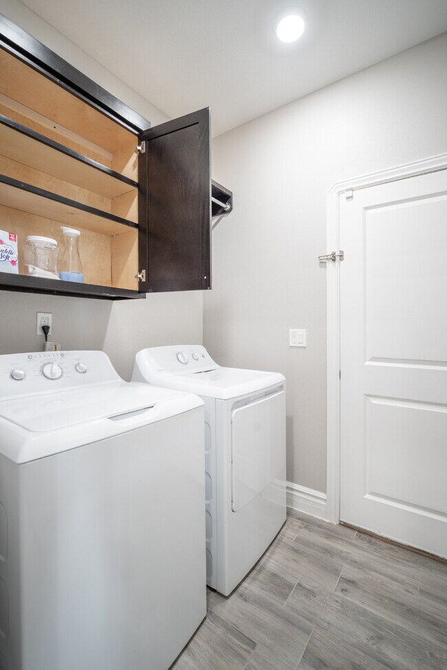 Building Photo - "Spacious 3-Bedroom Duplex with Granite Elegance in El Paso – 1469 Sq Ft of Modern Comfort!"