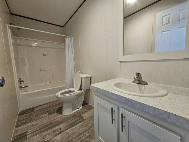 Building Photo - 447 Suwanee Dr