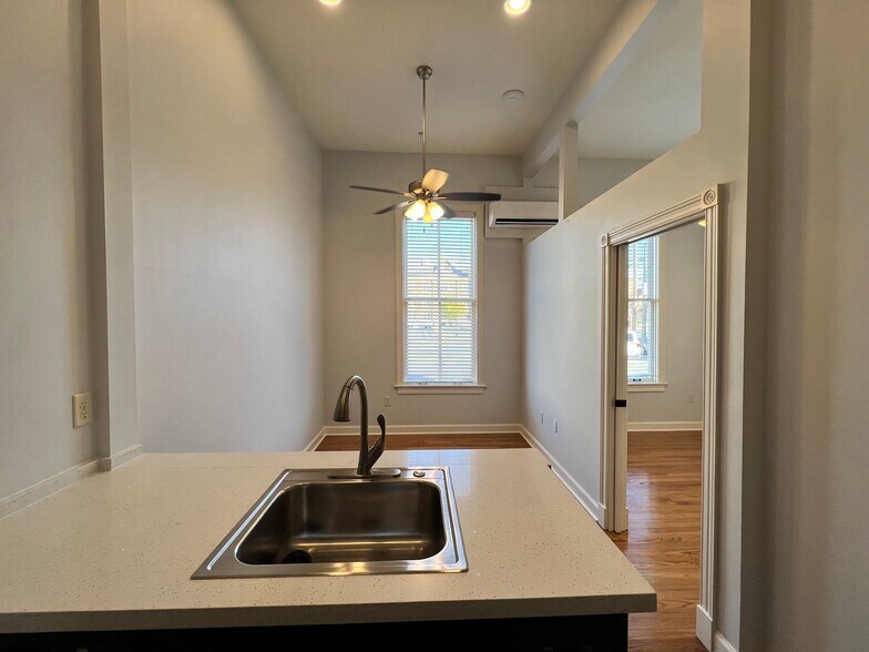 Building Photo - 904 Scott St