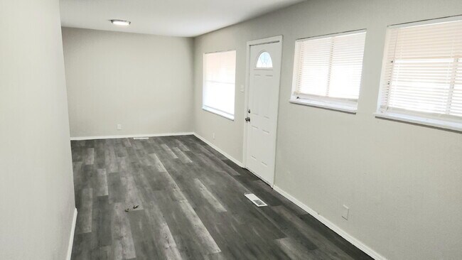 Building Photo - 248 Perthshire Rd