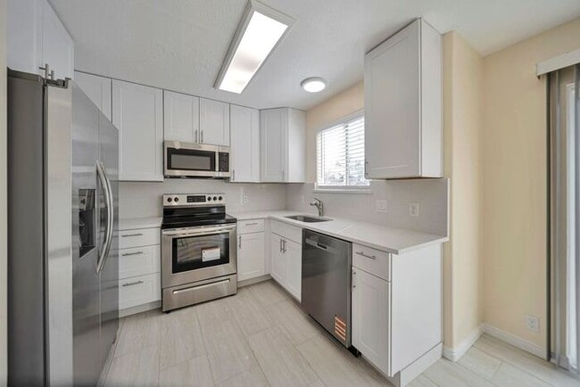 Building Photo - Awesome remodel home in great location w a...