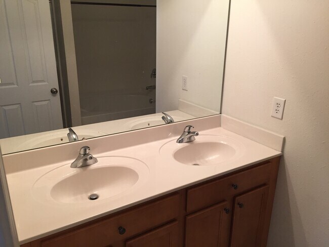 Building Photo - Delightful 4bd/2.5bth home