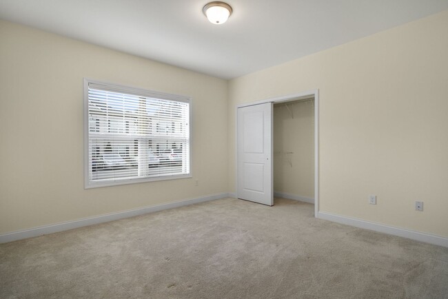 Building Photo - 808 W Creek Ln