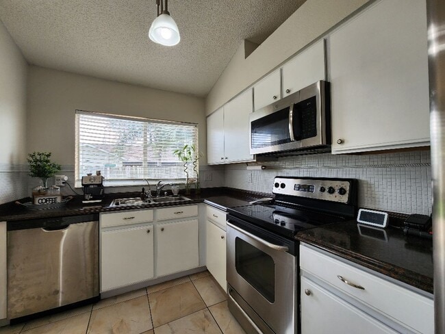 Building Photo - Gorgeous 3-Bedroom, 2-Bathroom in Brandon