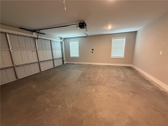 Building Photo - 231 Creek Ridge Dr