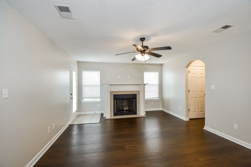 Building Photo - 9849 White Poplar Dr