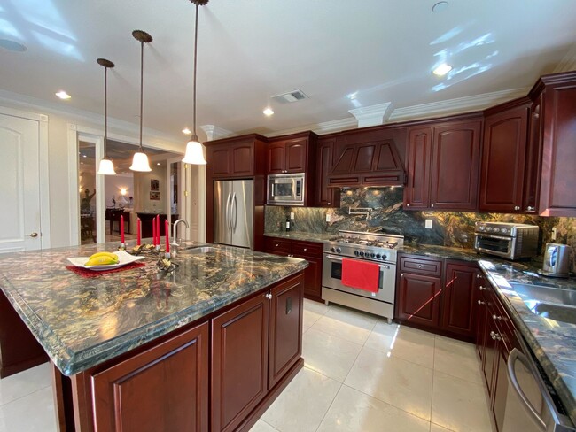 Building Photo - Gorgeous, Luxury and Furnished 3 bed 3 bat...