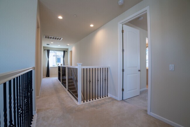 Building Photo - 3625 Blue Bird Dr