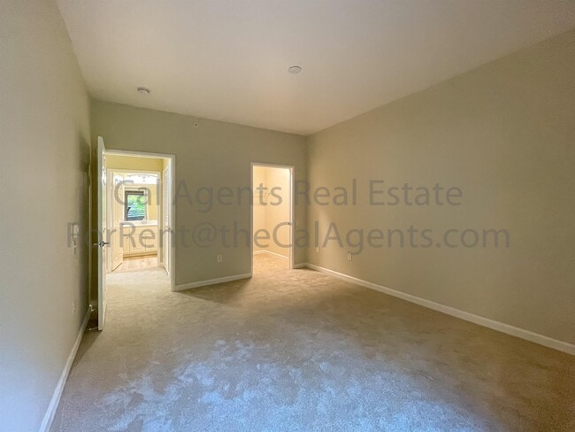 Building Photo - 260 Caldecott Ln
