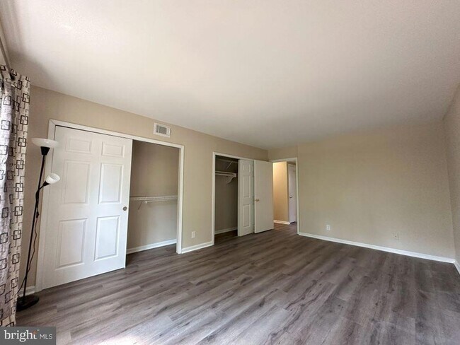 Building Photo - 6018 Westchester Park Dr