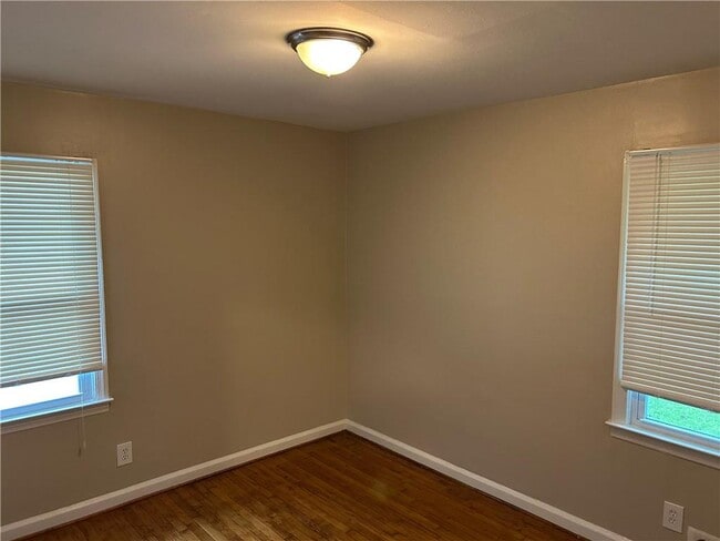 Building Photo - 3231 Pinehill Dr
